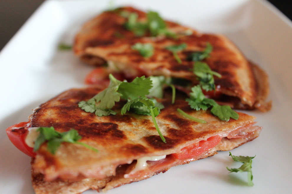 quesadillas (sincronizada) med cheddarost, seranoskinke, forårsløg og tomat