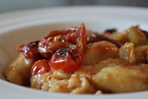 kartoffelgnocchi (pasta af kartofler) med bagte cherrytomater