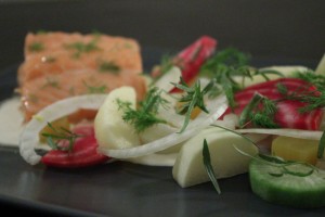 Laks med en salat af vintergrønt i sæson: ræddiker, stribede og gule rødbeder, æble, fennikel og estragon