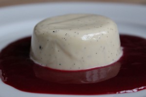 Forførende Valentines dessert af Panna cotta, hindbær og champangne. Dessert til Valentines dag