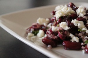 Nem salat med kidneybønner og feta