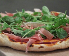 Sprød pizza med prosciutto, rucola og parmesanost