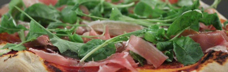 Sprød pizza med prosciutto, rucola og parmesanost