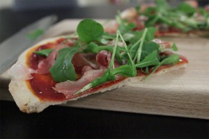 Pizza med prosciutto, rucola og parmesanost - tynd og sprød bund