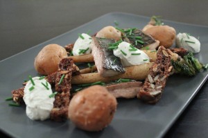 Makrel med røgede kartofler og persillerod