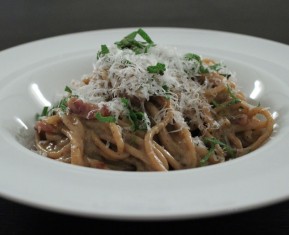 Den ægte cremede spaghetti cabonara