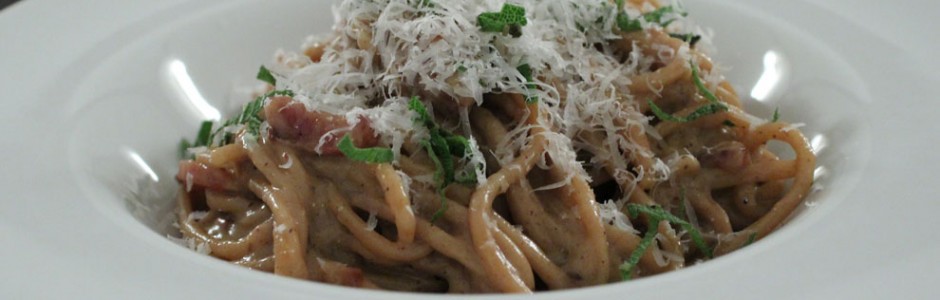 Den ægte cremede spaghetti cabonara