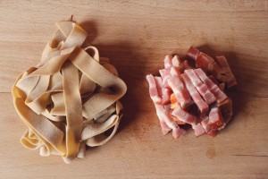 bacon og pasta forberedt